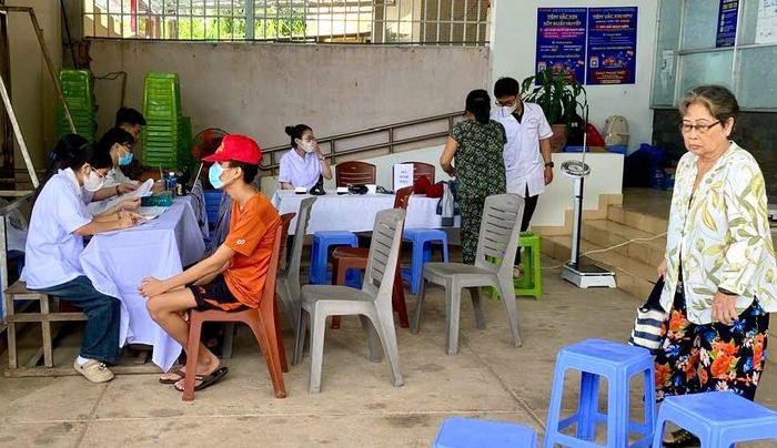 Phường Phan Thiết đẩy mạnh khám sức khỏe miễn phí tập trung từ ngày 10 - 23/10 và tiếp tục khám bổ sung, khám vét, khám tại nhà đến ngày 30/11/2026. (Ảnh: Kiều Hằng)