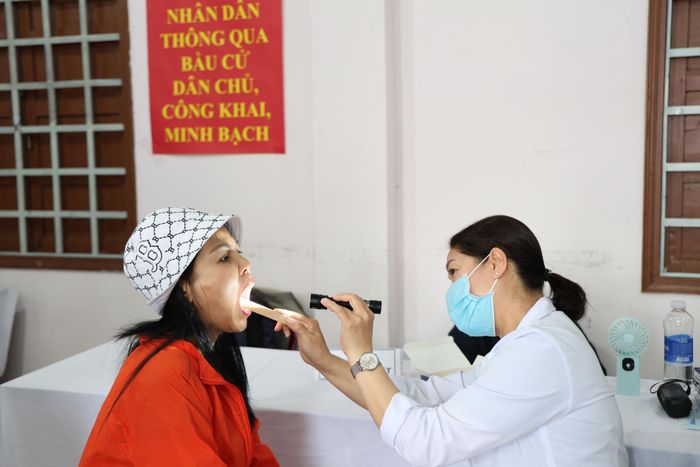 Sáng 10/10, nhiều người dân phường Lâm Viên - Đà Lạt đến khám sức khỏe. (Ảnh: Tuấn Linh)