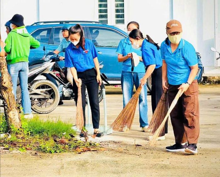 Đông đảo người dân phường La Gi hưởng ứng vệ sinh môi trường