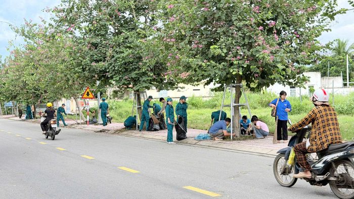 Đông đảo cán bộ, đoàn viên hưởng ứng vệ sinh môi trường tại phường Phước Hội