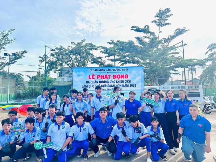 Các em học sinh Trường THPT La Gi hưởng ứng ra quân vệ sinh môi trường