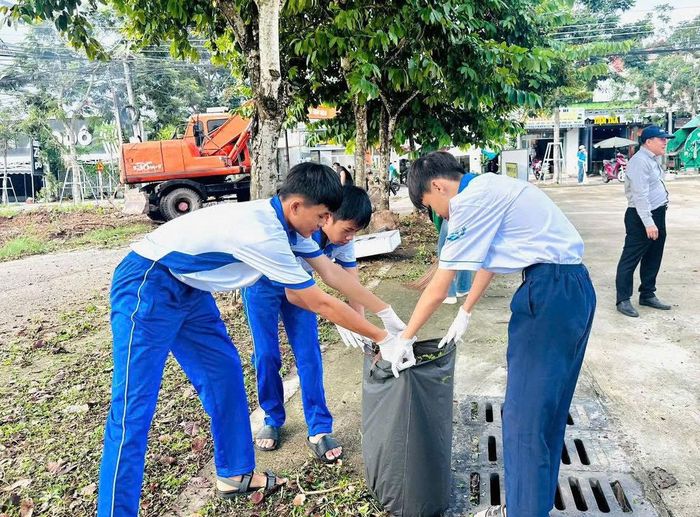 Các em học sinh thu gom rác thải