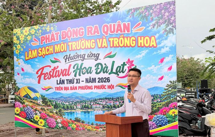 Ông Huỳnh Thanh Bình, Phó Chủ tịch UBND phường Phước Hội phát động ra quân