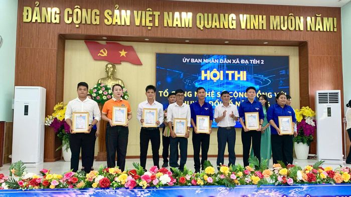 Lãnh đạo xã Đạ Tẻh 2 tặng hoa, khen thưởng cho các đội đạt thành tích tại hội thi