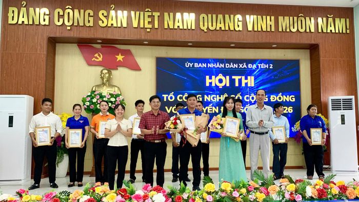 Lãnh đạo xã Đạ Tẻh 2 tặng hoa, khen thưởng cho các đội đạt thành tích tại hội thi