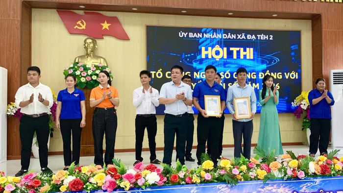 Lãnh đạo xã Đạ Tẻh 2 tặng hoa, khen thưởng cho các đội đạt thành tích tại hội thi