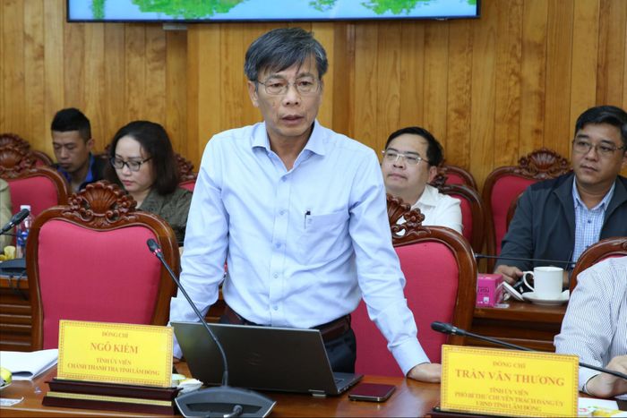 Đồng chí Ngô Kiểm, Tỉnh ủy viên, Chánh Thanh tra tỉnh báo cáo về việc kiểm tra công tác xử lý tài sản công dôi dư