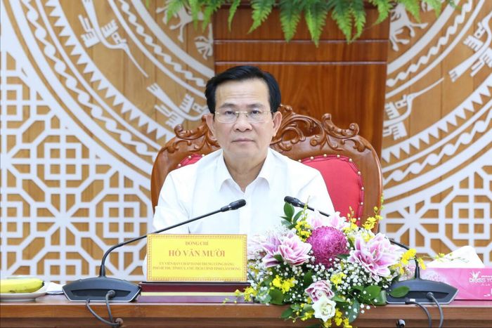 Đồng chí Hồ Văn Mười, Ủy viên Ban Chấp hành Trung ương Đảng, Phó Bí thư Tỉnh ủy, Chủ tịch UBND tỉnh chủ trì cuộc họp