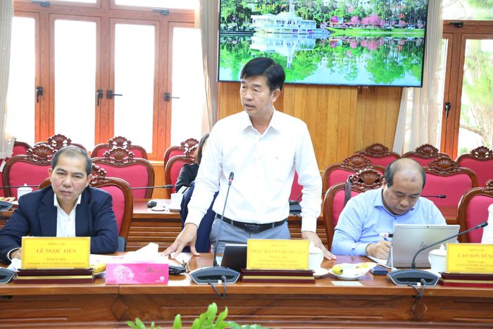 Đồng chí Phan Nguyễn Hoàng Tân, Tỉnh ủy viên, Giám đốc Sở Nông nghiệp và Môi trường báo cáo tiến độ đo đạc, làm sạch dữ liệu về đất đai