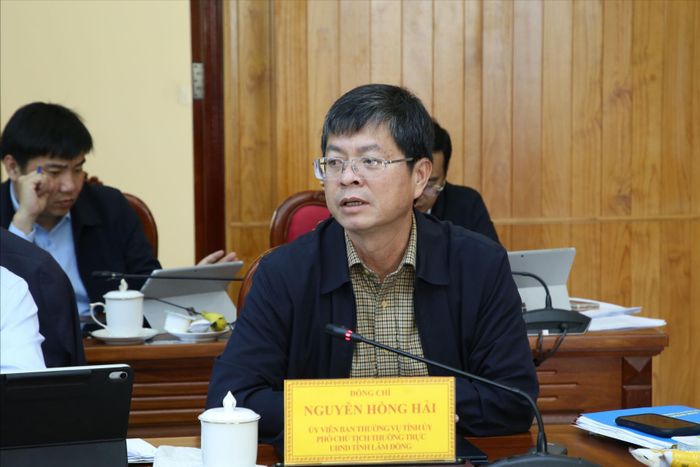 Ủy viên Ban Thường vụ Tỉnh ủy, Phó Chủ tịch Thường trực UBND tỉnh Nguyễn Hồng Hải nêu ý kiến về các vấn đề giải ngân vốn đầu tư công