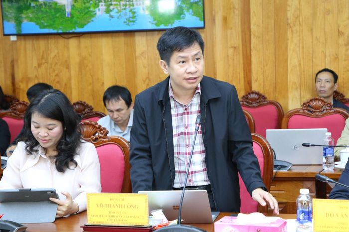 Đồng chí Võ Thành Công, Tỉnh ủy viên, Giám đốc Sở Khoa học và Công nghệ báo cáo tình hình chuyển đổi số trên địa bàn tỉnh