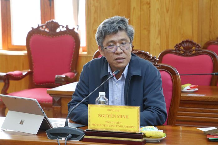 Đồng chí Nguyễn Minh, Tỉnh ủy viên, Phó Chủ tịch UBND tỉnh nêu ý kiến về các vấn đề liên quan đến lĩnh vực giáo dục