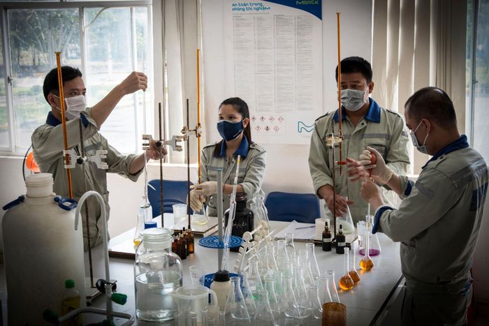 Công nhân Công ty Nhôm Đắk Nông - TKV đang phân tích các mẫu sản phẩm lấy từ Nhà máy Alumin Nhân Cơ