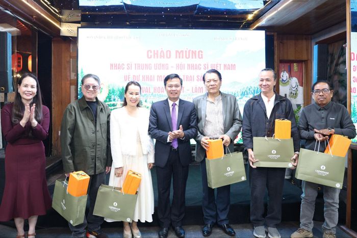 Tỉnh Lâm Đồng tặng quà cho các nhạc sĩ