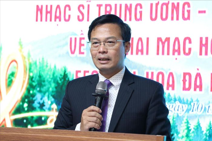 Phó Chủ tịch UBND tỉnh Lâm Đồng Đinh Văn Tuấn phát biểu khai mạc hội trại sáng tác