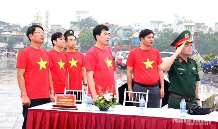 Các đại biểu thực hiện nghi lễ Chào cờ tại Ninh Bình.