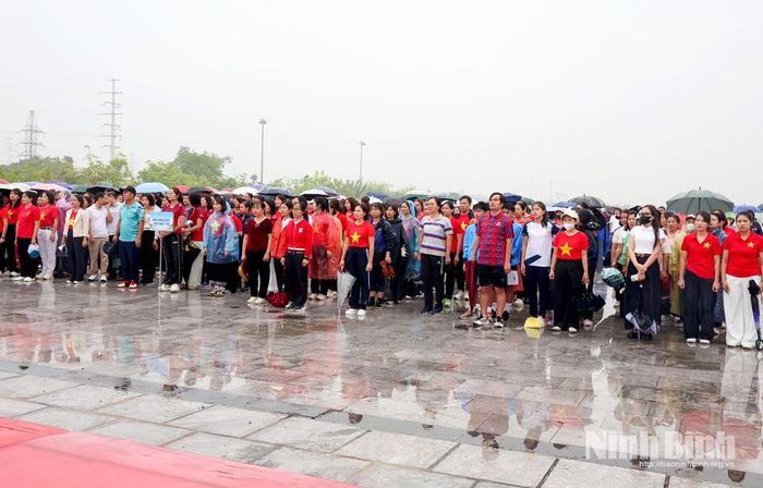 Đông đảo người dân, các lực lượng tham dự lễ phát động phong trào “Mỗi người dân lựa chọn ít nhất một môn thể thao phù hợp để tập luyện thường xuyên” năm 2026 tại Ninh Bình.
