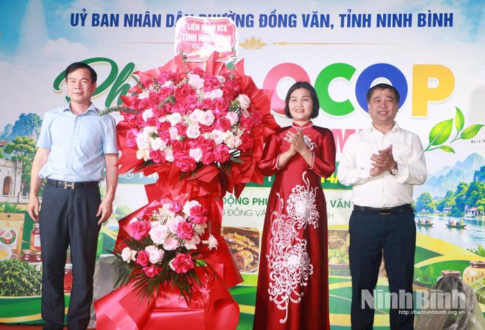 Đồng chí Đỗ Xuân Trường, Chủ tịch Liên minh HTX tỉnh tặng hoa chúc mừng.