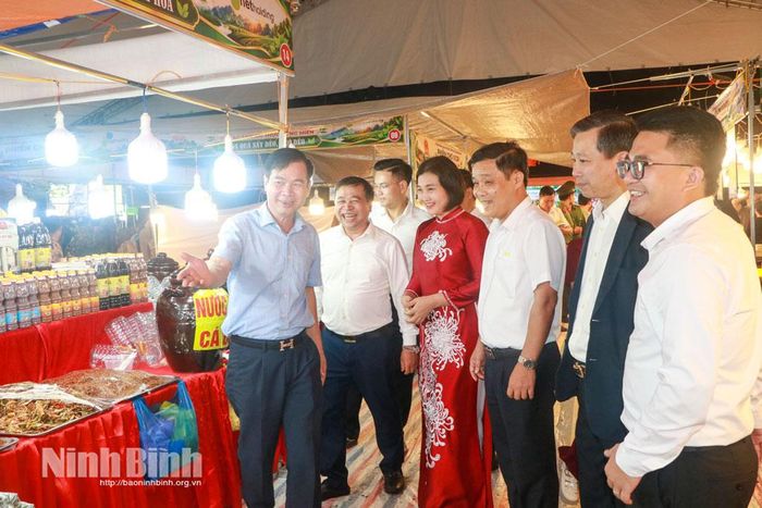Đại biểu tham quan các gian hàng tại Phiên chợ.