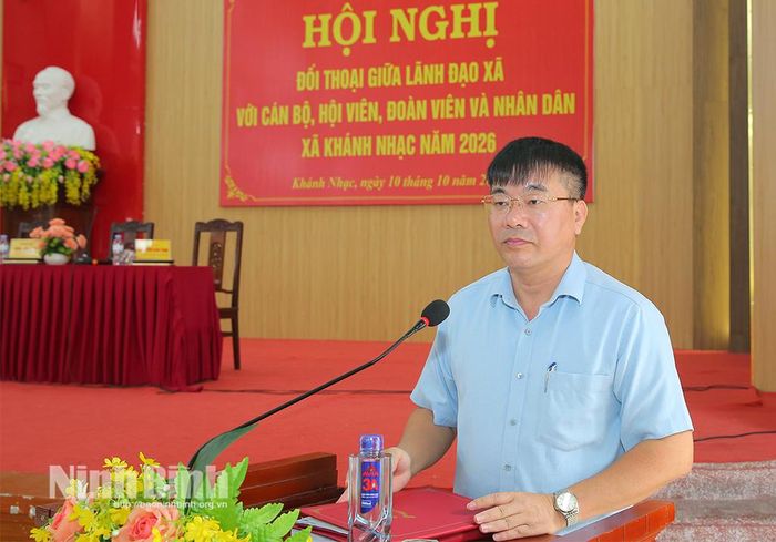 Đồng chí Đinh Văn Kiên, Bí thư Đảng ủy, Chủ tịch HĐND xã phát biểu tại hội nghị.