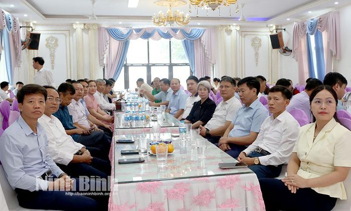 Các đại biểu và các doanh nghiệp, doanh nhân địa bàn xã Yên Mô dự gặp mặt, đối thoại.