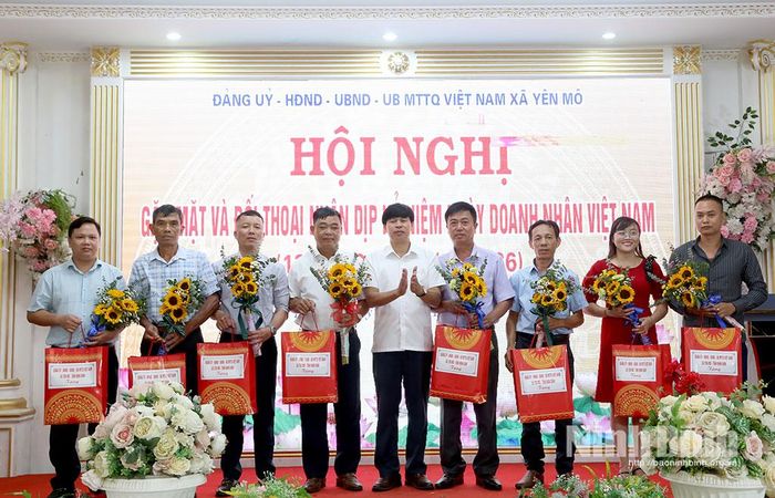 Lãnh đạo xã Yên Mô tặng hoa chúc mừng các Hợp tác xã, cơ sở sản xuất kinh doanh tiêu biểu trên địa bàn.