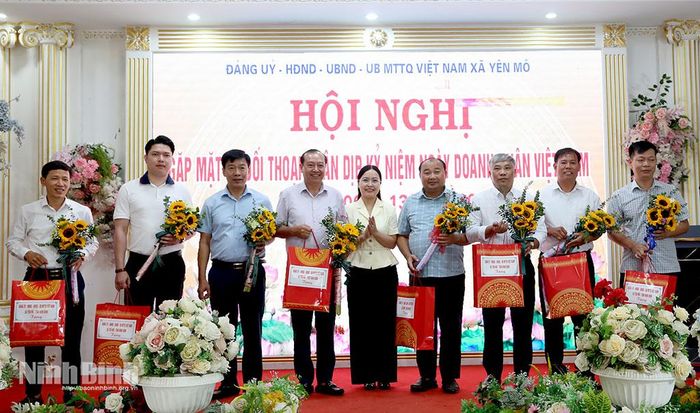 Đồng chí Bùi Thị Thu Hiền, Bí thư Đảng ủy, Chủ tịch HĐND xã Yên Mô tặng hoa chúc mừng các doanh nghiệp, doanh nhân tiêu biểu trên địa bàn.