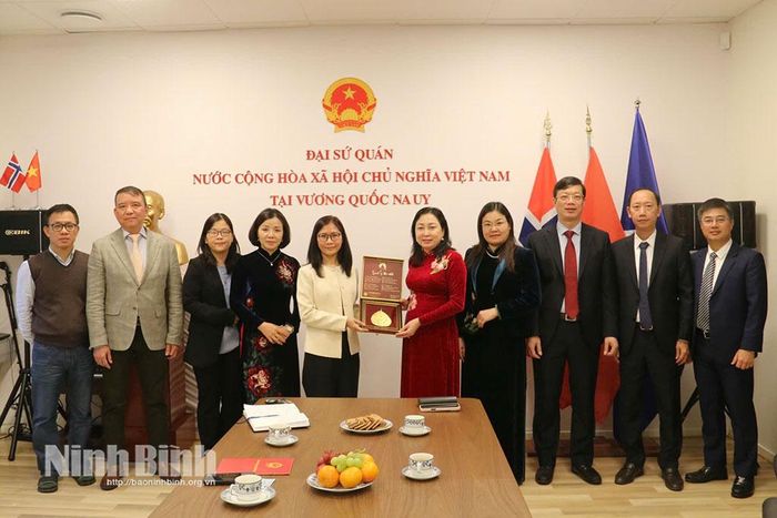 Đoàn công tác chụp ảnh lưu niệm với Đại sứ và cán bộ, nhân viên Đại sứ quán Việt Nam tại Na Uy.
