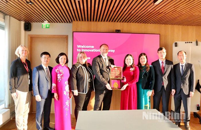 Đoàn công tác chụp ảnh lưu niệm với lãnh đạo Cơ quan Xúc tiến đầu tư, thương mại và du lịch Innovation Norway.