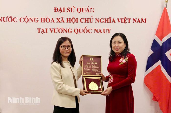 Đồng chí Đinh Thị Lụa, Phó Bí thư Tỉnh ủy, Chủ tịch Ủy ban MTTQ Việt Nam tỉnh tặng quà lưu niệm cho Đại sứ Lê Thị Thu.