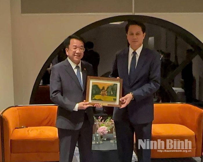 Đồng chí Nguyễn Thanh Bình, Phó Bí thư Tỉnh ủy, Chủ tịch UBND tỉnh Ninh Bình tặng quà lưu niệm cho đồng chí Bun-Không Lả-Chiêm-Phon, Ủy viên Ban Chấp hành Trung ương Đảng Nhân dân Cách mạng Lào, Bí thư Tỉnh ủy, Chủ tịch HĐND tỉnh U-Đôm-Xay.