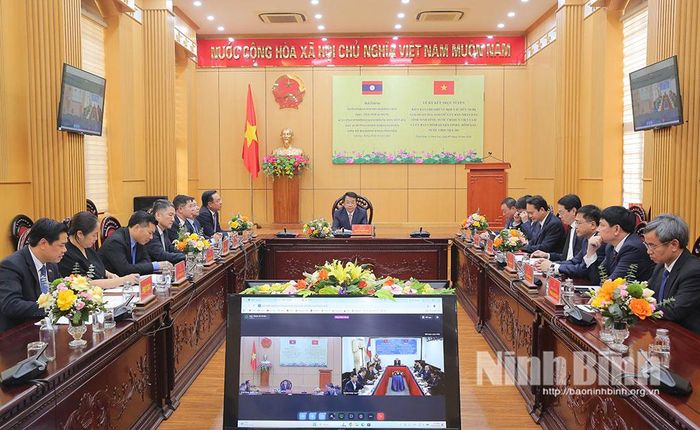 Quang cảnh Lễ ký kết trực tuyến Bản ghi nhớ hợp tác giữa UBND tỉnh Ninh Bình và Uỷ ban Chính quyền tỉnh U-Đôm-Xay.