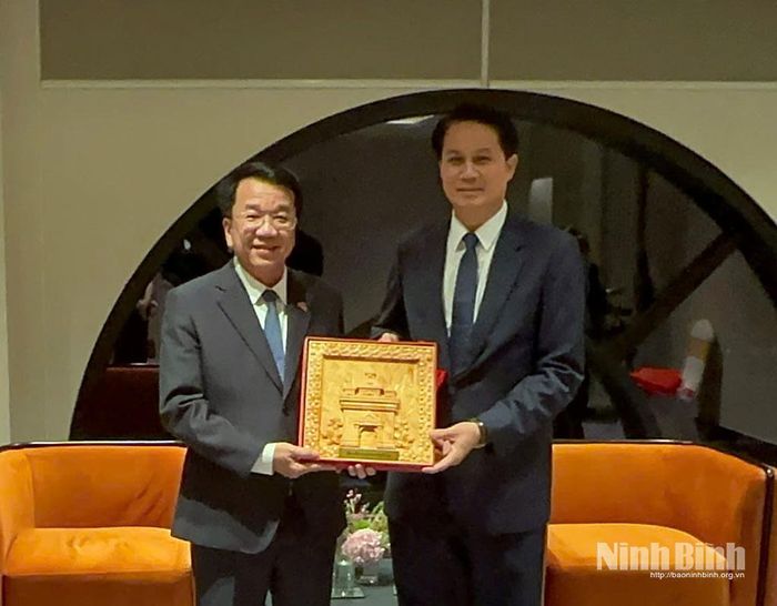 Đồng chí Bun-Không Lả-Chiêm-Phon, Ủy viên Ban Chấp hành Trung ương Đảng Nhân dân Cách mạng Lào, Bí thư Tỉnh ủy, Chủ tịch HĐND tỉnh U-Đôm-Xay tặng quà lưu niệm cho đồng chí Nguyễn Thanh Bình, Phó Bí thư Tỉnh ủy, Chủ tịch UBND tỉnh Ninh Bình.