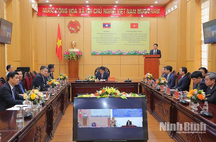 Đồng chí Chủ tịch UBND tỉnh Ninh Bình và đồng chí Chủ tịch Ủy ban Chính quyền tỉnh U-Đôm-Xay thực hiện phần ký của mỗi bên tại hai điểm cầu.