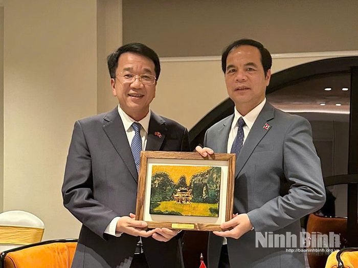 Đồng chí Nguyễn Thanh Bình, Phó Bí thư Tỉnh ủy, Chủ tịch UBND tỉnh Ninh Bình tặng quà lưu niệm cho đồng chí Vông-Sạ-Vẳn Xay-Nhạ-Vông, Phó Bí thư Tỉnh ủy, Chủ tịch Ủy ban Chính quyền tỉnh U-Đôm-Xay.
