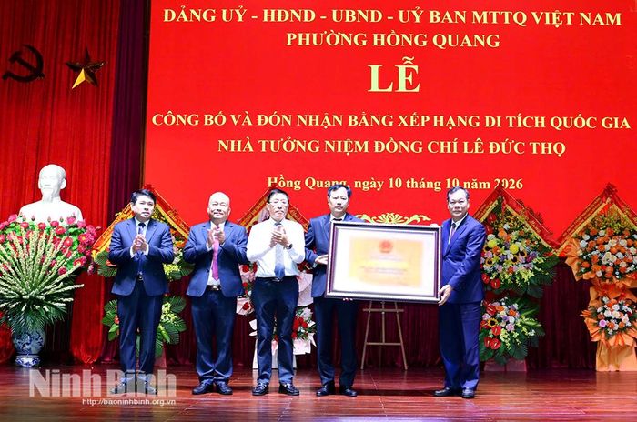 Đồng chí Lê Quốc Chỉnh, Phó Bí thư Tỉnh ủy, Chủ tịch HĐND tỉnh trao Bằng xếp hạng Di tích quốc gia Nhà tưởng niệm đồng chí Lê Đức Thọ cho Đảng bộ, chính quyền và Nhân dân phường Hồng Quang.