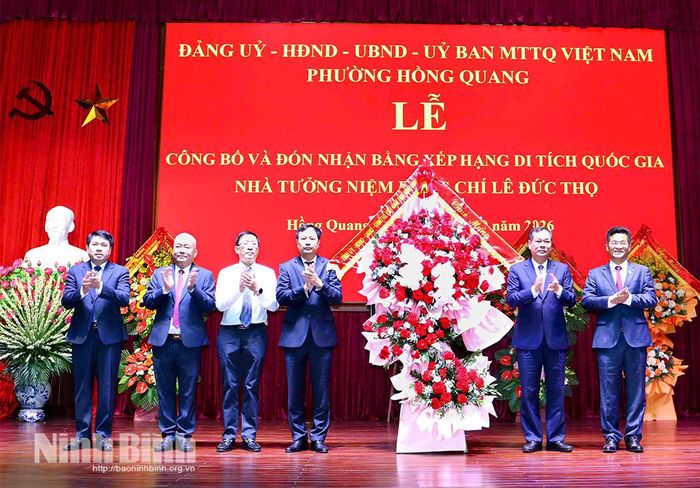 Các đồng chí Lê Quốc Chỉnh, Phó Bí thư Tỉnh ủy, Chủ tịch HĐND tỉnh; Trần Anh Dũng, Ủy viên Ban Thường vụ Tỉnh ủy, Phó Chủ tịch UBND tỉnh tặng hoa chúc mừng Đảng bộ, chính quyền và Nhân dân phường Hồng Quang.