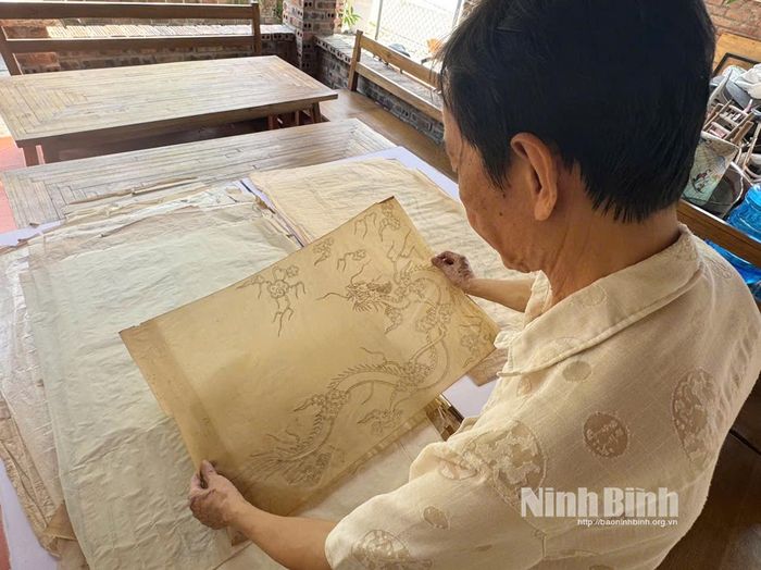 Nghệ nhân Vũ Thanh Luân hiện còn lưu giữ khoảng trên 100 mẫu thêu trên giấy nến từ thời Pháp thuộc, do các thế hệ cha, ông truyền lại.
