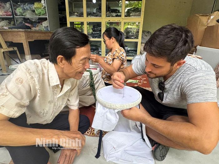 Anh Theodoros Papadopoulos, du khách người Hy Lạp lần đầu trải nghiệm công việc thêu.