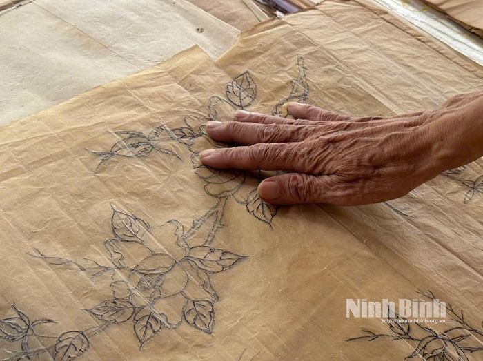 Những mẫu thêu nguyên bản được nghệ nhân Vũ Thành Luân nâng niu như báu vật.