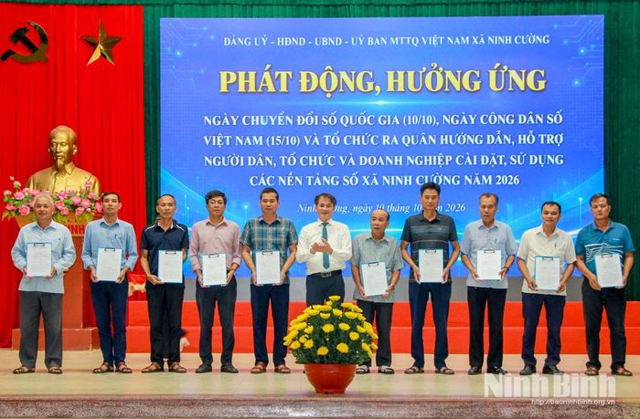 Lãnh đạo xã Ninh Cường trao Quyết định thành lập Tổ công nghệ số cộng đồng các thôn. Ảnh: Trần Hồng Minh