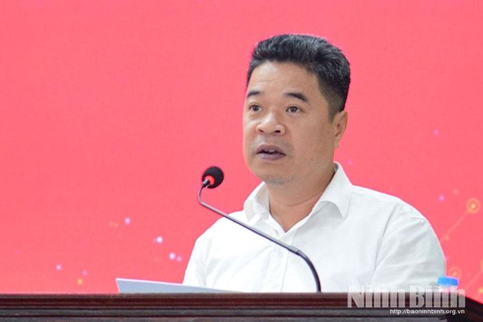 Đồng chí Trần Đức Cường, Phó Bí thư Đảng ủy, Chủ tịch UBND xã Đại Hoàng phát biểu tại hội nghị. Ảnh: Trường Giang