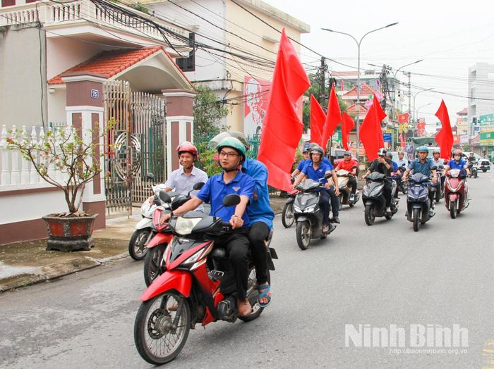 Các lực lượng xã Ninh Cường Diễu hành hưởng ứng Ngày Chuyển đổi số quốc gia. Ảnh: Trần Hồng Minh