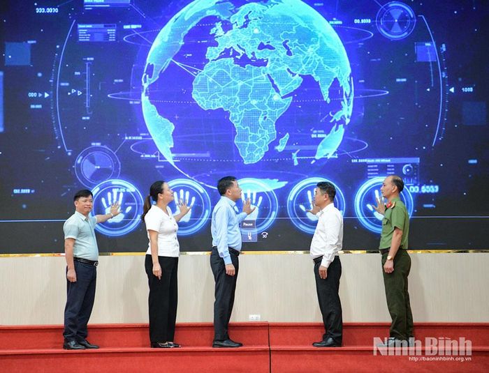 Các đại biểu thực hiện nghi thức hưởng ứng Ngày Chuyển đổi số quốc gia, Ngày Công dân số Việt Nam. Ảnh: Trường Giang