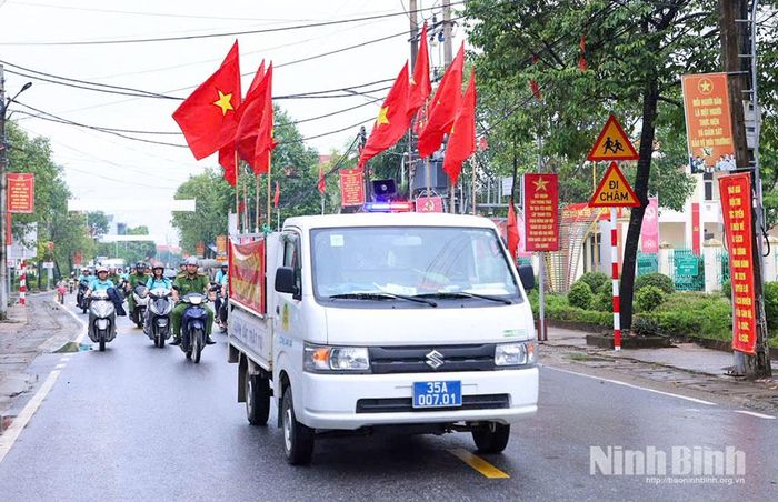 Các lực lượng xã Yên Từ diễu hành hưởng ứng Ngày Chuyển đổi số quốc gia và Ngày Công dân số Việt Nam. Ảnh: Đức Lam