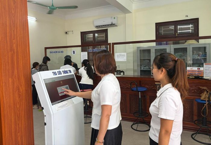 Người dân bấm số tự động để làm TTHC tại Trung tâm Phục vụ hành chính công xã Hải Hậu.