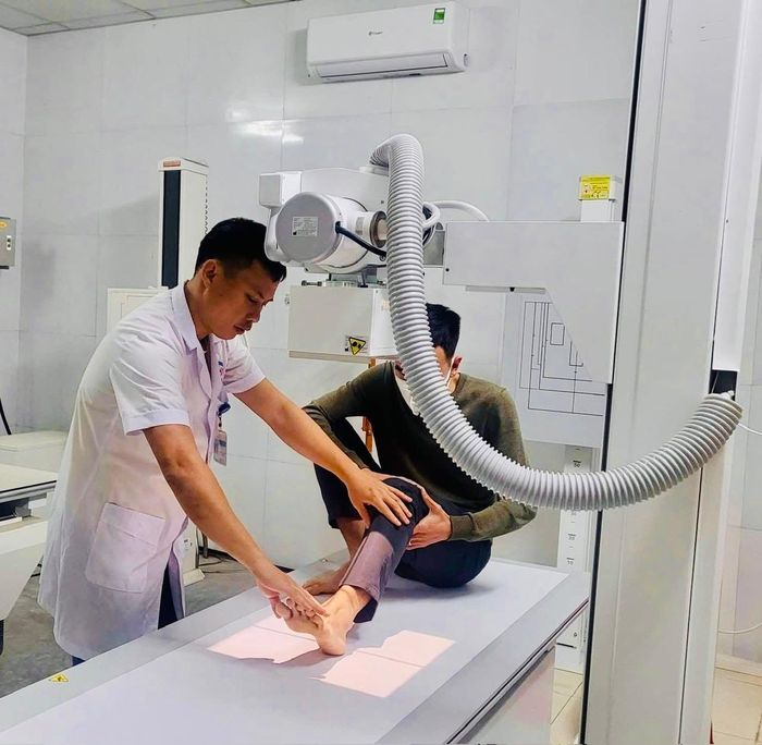 Người bệnh được bác sỹ Bệnh viện Đa khoa Yên Khánh thăm khám, chẩn đoán bằng thiết bị máy móc hiện đại.