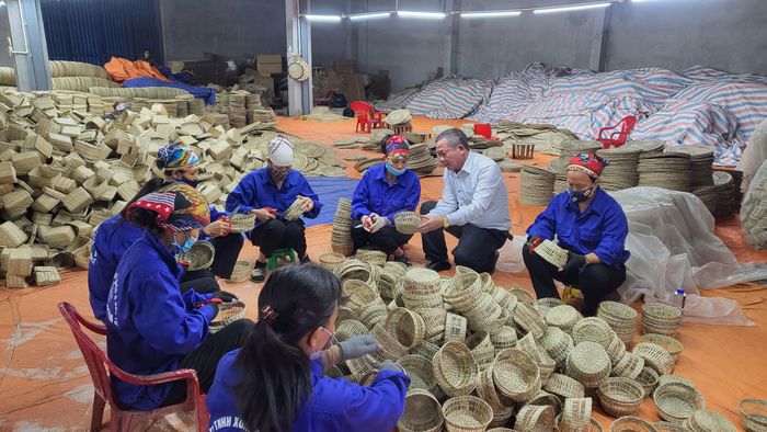 Người lao động tại Công ty TNHH xuất khẩu và đầu tư Thành Hoá (xã Khánh Nhạc).