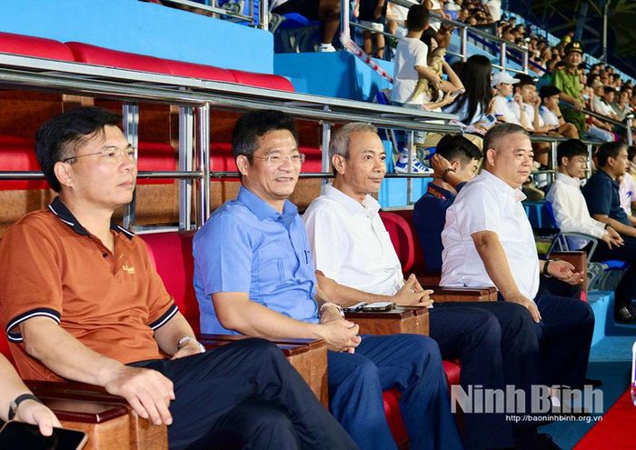 Đồng chí Trần Anh Dũng, Uỷ viên Ban Thường vụ Tỉnh uỷ, Phó Chủ tịch UBND tỉnh đến sân theo dõi trận đấu.