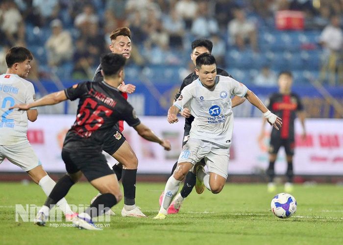 Cầu thủ hai đội tranh chấp bóng quyết liệt ở khu vực giữa sân.